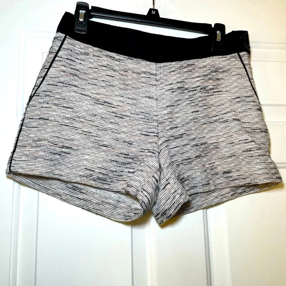 Loft Woman’s Knit Hot Shorts W/ Black Trim Size 2 Beige/white/black Print - Picture 1 of 9